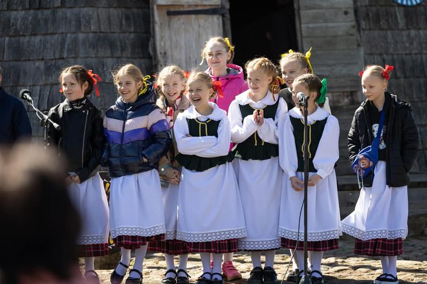 Mergaitės Atvelykio šventėje