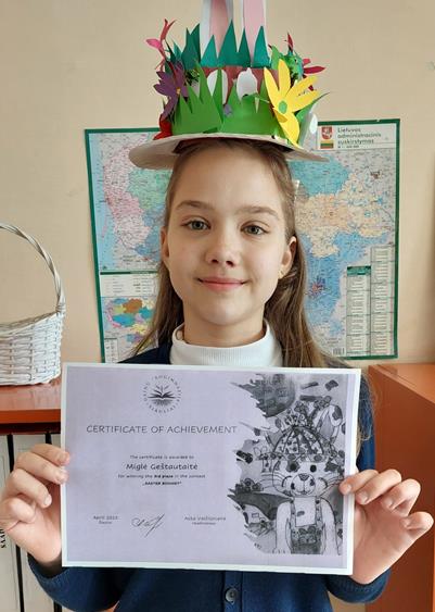 mergaitė su velykine skrybėlaite