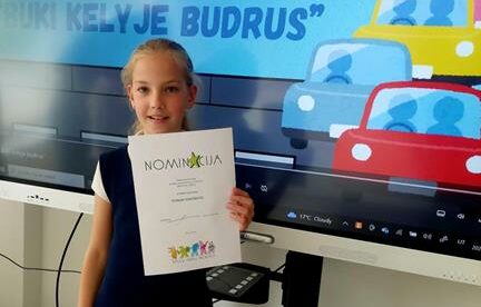 Mergaitė su diplomu