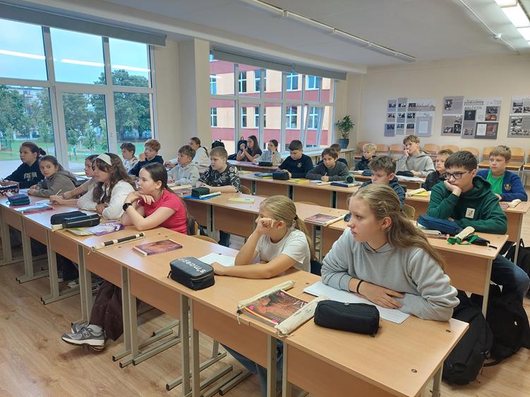 Mokiniai pamokoje apie Čiurlionį