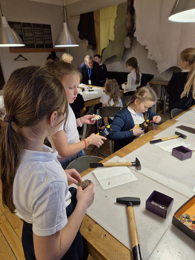 vaikai gamina žaisliuką eglutei